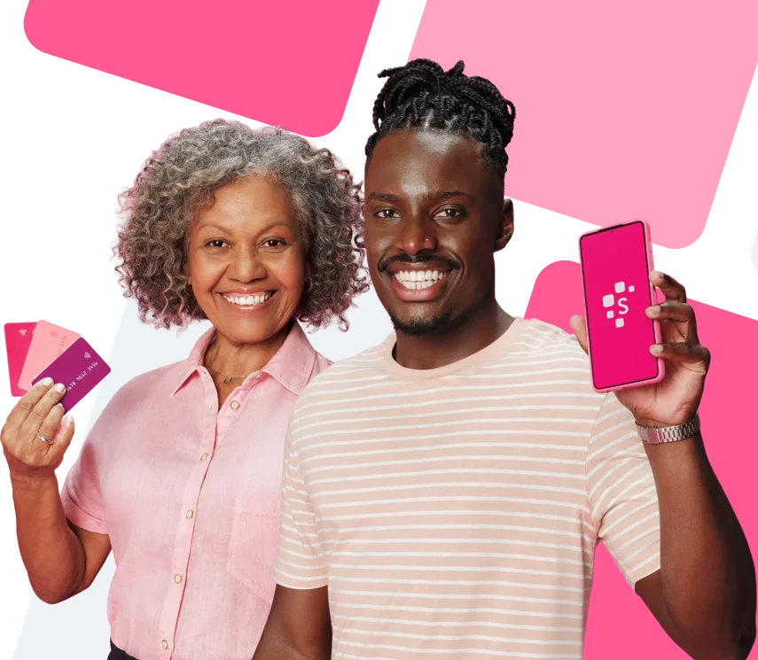 Pessoas sorrindo segurando celular com Serasa